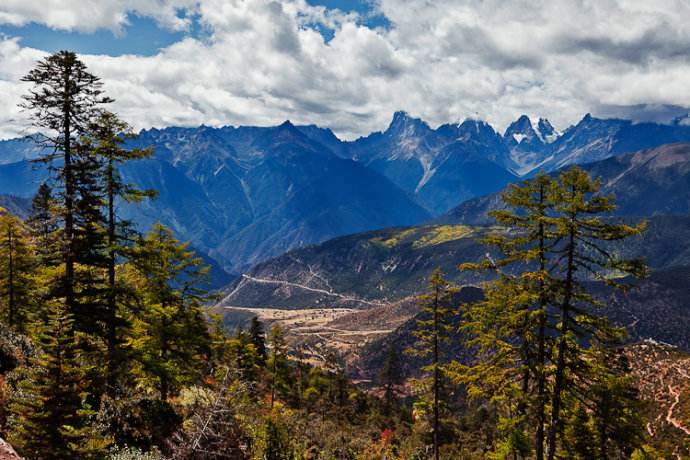 芒康景点之红拉山