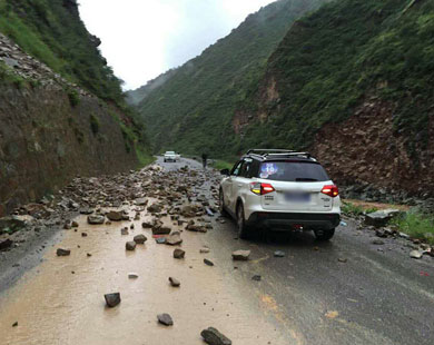 川藏线自驾团海通沟遇塌方，西行川藏领队不惧危险飞石中救人