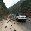 川藏线自驾团海通沟遇塌方，西行川藏领队不惧危险飞石中救人