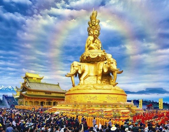 峨眉山金顶的摄身岩是欣赏佛光的好地方,但也不是每个人都能有幸看到